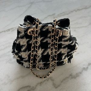 Houndstooth bucket bag